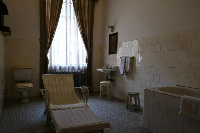 Vorher: altes Bad mit kleinteiliger Fliesenwand, Wanne und Standwaschbecken